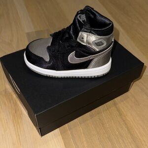 Jordan 1 Retro High OG (TD) Black/Medium Grey-White